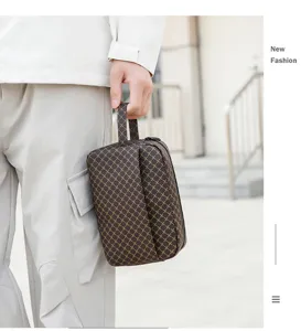 Détail de trousse de toilette en PU marron pour homme, pochette de voyage portable.