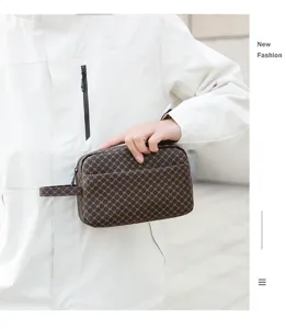 Trousse de toilette homme PU portable pour voyage d'affaires, pochette minimaliste chic.