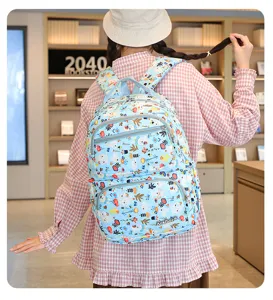 Vue détaillée d'un joli sac à dos bleu avec imprimé de dessins animés et poches.