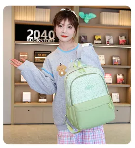 Vista de cerca detallada de la mochila verde claro con estampado de leopardo y bolsillos.