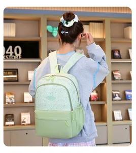 Detalle de mochila con estampado de leopardo verde con gran compartimento y bolsillos.