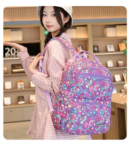Vue détaillée du sac à dos scolaire imprimé coloré avec des poches avant et des bretelles.