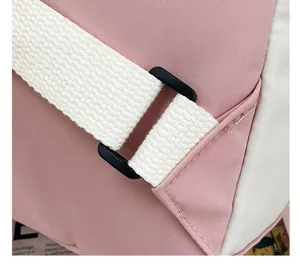 Primo piano del cinturino dello zaino rosa e bianco con resistente fibbia regolabile.