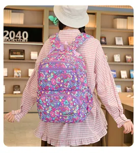 Vue détaillée du sac à dos d'étudiant à imprimé cartoon coloré dans une librairie.