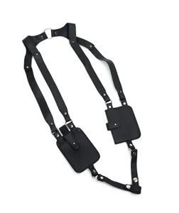 Nahaufnahme der schwarzen PU-Leder Schultertasche Handytasche Halfter Gurt.