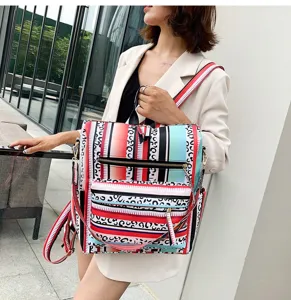 Zaino da donna alla moda con strisce colorate e stampa leopardata per uso quotidiano.