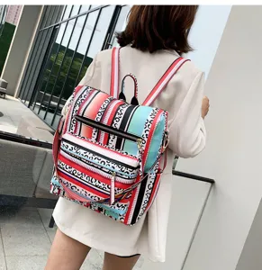 Zaino donna alla moda con tasche multiple, righe colorate e stampa leopardata per uso quotidiano.