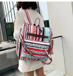 Zaino colorato elegante con stampa leopardata, tasche multiple con cerniera per uso quotidiano.