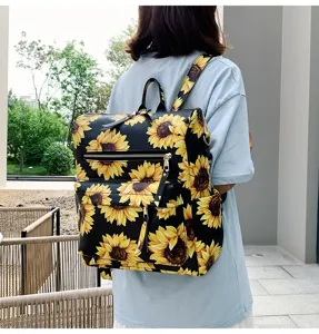 Vista dettagliata dello zaino da donna alla moda con stampa di girasoli e tasche multiple pratiche.