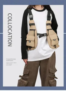 Detailansicht der taktischen Brusttasche am Model mit vielen Taschen und stabilen Schnallen.