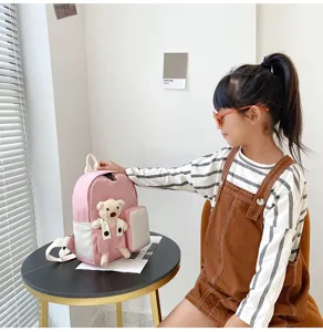 Zaino rosa per bambini con dettaglio di orsetto di peluche, perfetto per la scuola materna.