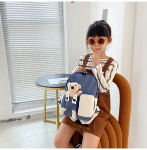 Zaino per bambini carino con orsetto peluche, dettagli borsa blu scuola viaggio quotidiano.