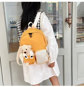 Zaino giallo carino per bambini con ciondolo orsetto di peluche, borsa casual per la scuola.
