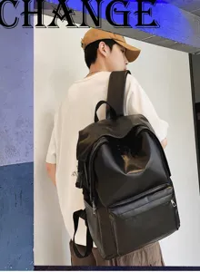 Vue detaillee du sac a dos en cuir noir presentant une matiere solide et grande capacite.