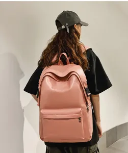 Vue détaillée du sac à dos en cuir rose minimaliste avec grande capacité et style.