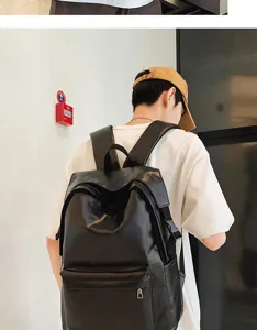 Vue détaillée du sac à dos en cuir noir montrant la texture et le design du rabat.