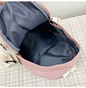 Vista dettagliata dell'interno dello zaino per bambini rosa e bianco, spazioso.