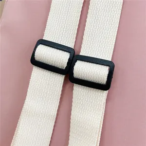 Vista principale dello zaino rosa con cinghie beige resistenti e fibbie nere sicure.