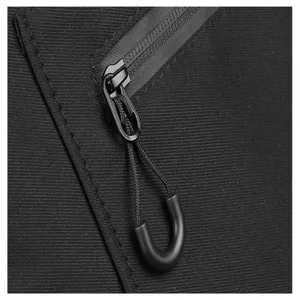 Nahaufnahme des wasserdichten Reissverschlusses am taktischen Brusttaschen-Rucksack.