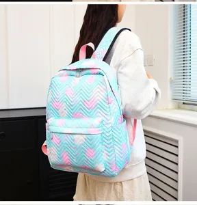 Detailopname van de pastelblauwe en roze patroon studentenrugzak in de dagelijkse scene.