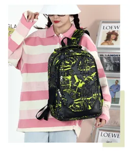Vue détaillée du sac à dos de style graffiti décontracté avec grande capacité et fond noir.