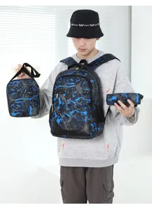 Vue détaillée de l'ensemble de sac à dos camouflage bleu avec plusieurs sacs assortis.