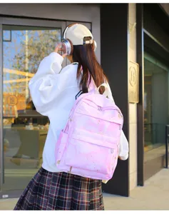 Roze marmer patroon casual rugzak detailopname, stijlvolle grote capaciteit schooltas.