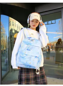 Gedetailleerd overzicht van de casual tie-dye rugzak met grote capaciteit en blauw marmerpatroon.