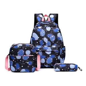 Grote schoolrugzak set met schoudertas en etui voor studenten in het dagelijks leven.