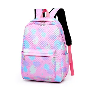 Grote kleurrijke schoolrugzak met stijlvol design voor studenten en dagelijks gebruik.