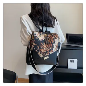 Detailopname van de vintage dames rugzak met bloemenstof en leer, met een stijlvol en elegant ontwerp.