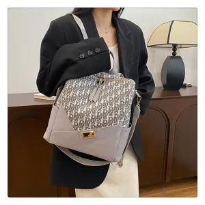 Stijlvolle dames rugzak met vintage monogram patroon en grote capaciteit voor dagelijks gebruik.