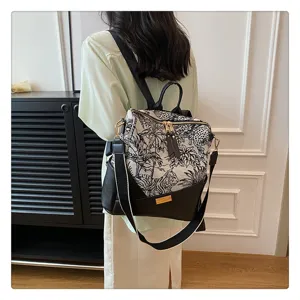 Stijlvolle zwart-witte jungle print dames rugzak met mooi leer en gouden hardware.