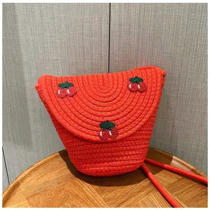 Bellissima borsa a tracolla in paglia intrecciata arancione con ricamo di ciliegie.