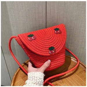 Borsa a tracolla in paglia rossa con ricamo di ciliegie, ideale per la spiaggia e il tempo libero.