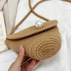 Borsa a tracolla in paglia intrecciata da donna per l'estate con elegante decorazione di perle.