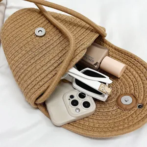 Borsa a tracolla in paglia intrecciata da donna, elegante borsa estiva con chiusura magnetica.
