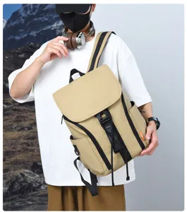 Vue detaillee du sac a dos kaki tendance avec sangles noires et fermeture a rabat.