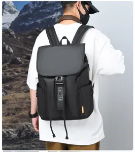 Sac à dos noir élégant pour hommes et femmes, idéal pour les déplacements quotidiens et les voyages.