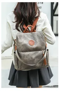 Detailansicht des weichen Damen PU-Leder Rucksacks mit Quastenanhänger und breiten Gurten.