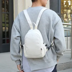 Casual minimalistische witte nylon mini rugzak crossbody tas voor dagelijks reizen en gebruik.