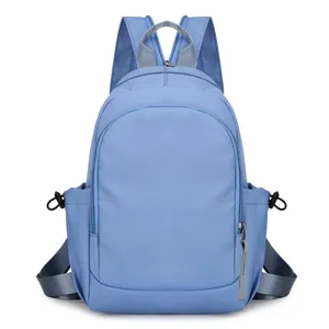 Lichte casual nylon rugzak in lichtblauw vooraanzicht, minimalistische dagrugzak voor reizen.