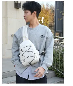 Nahaufnahme der lässigen weißen Nylon-Brusttasche mit stylischem schwarzem Kordelnetz.