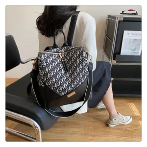 Gedetailleerd overzicht van dames retro monogram rugzak met lederen afwerking en banden.