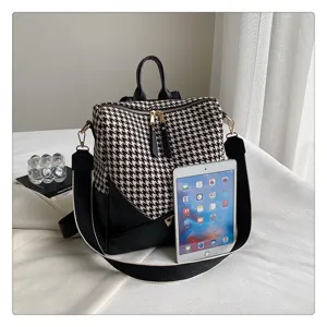 Gedetailleerd overzicht van de stijlvolle houndstooth damesrugzak met grote capaciteit.