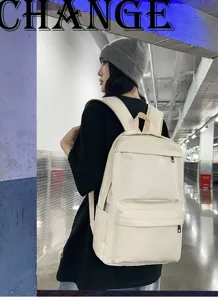 Detailansicht des PU Leder Rucksacks mit großem Fassungsvermögen, urbaner Streetstyle.