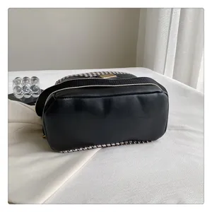 Gedetailleerd overzicht van dames mode retro houndstooth zwart PU leer handtas design.