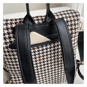Gedetailleerd overzicht van de dames rugzak met houndstooth motief, lederen banden en ritsvak.