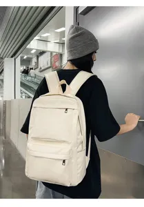 Detailansicht des lässigen beigen PU Leder Rucksacks mit mehreren praktischen Taschen.