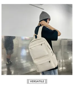 Detailaufnahme des großen wasserdichten PU-Lederrucksacks, der von einem Model getragen wird.